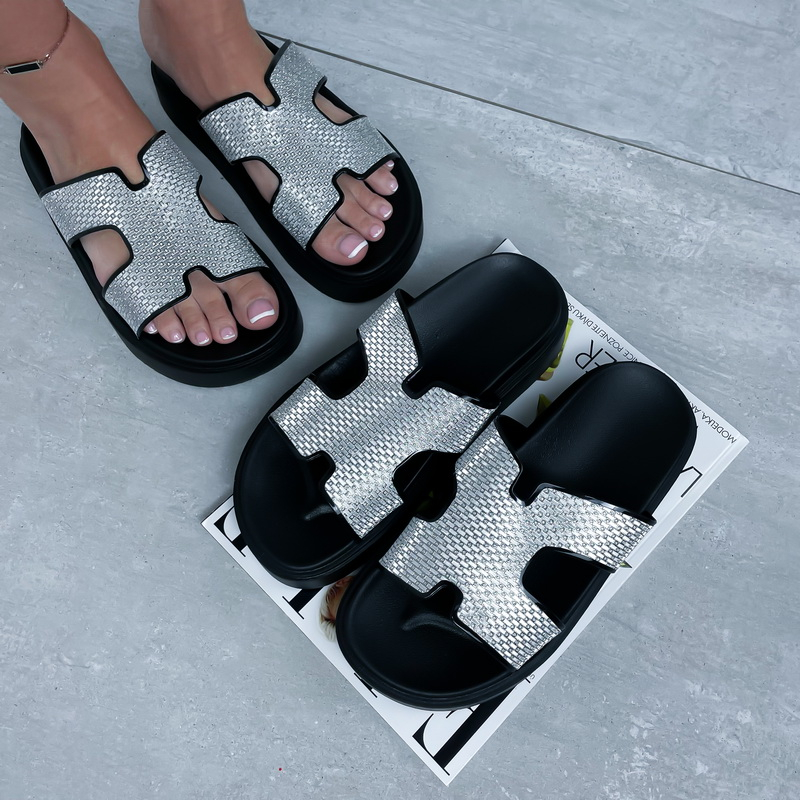 Čierno -strieborné šľapky