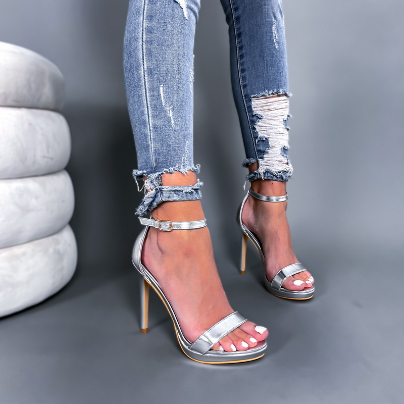 Strieborné sandále