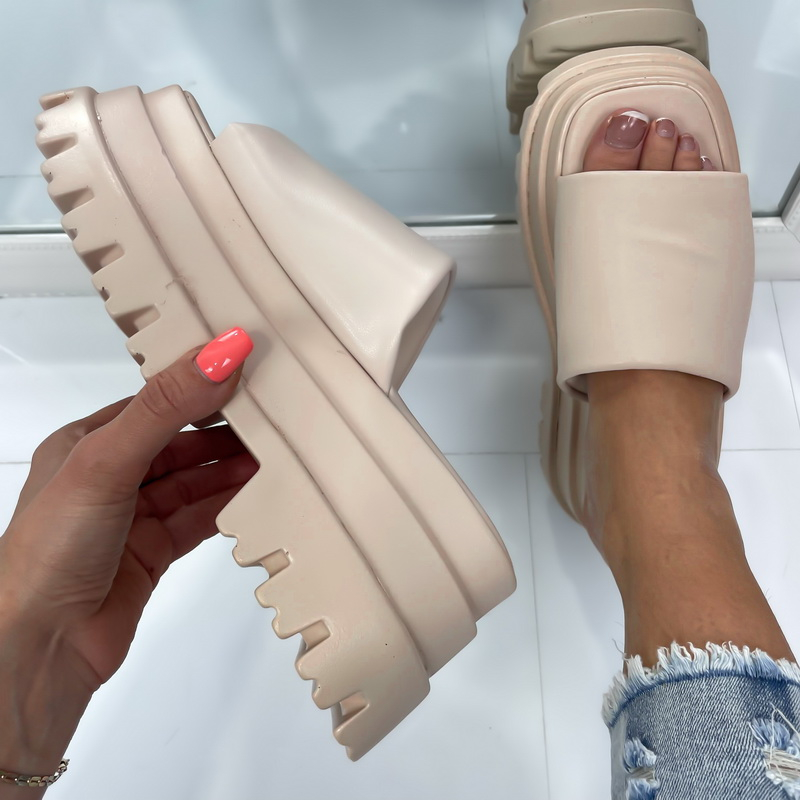 Béžové  šľapky na platforme