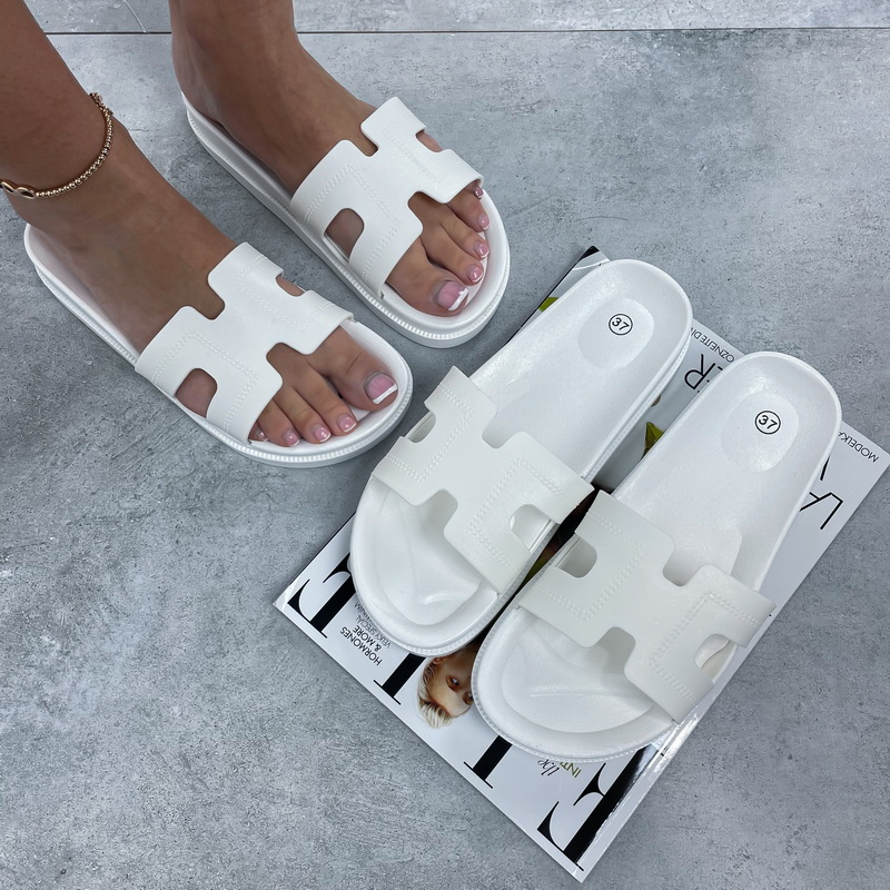 Biele gumené šľapky