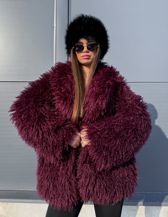 Bordový kožušinový kabát