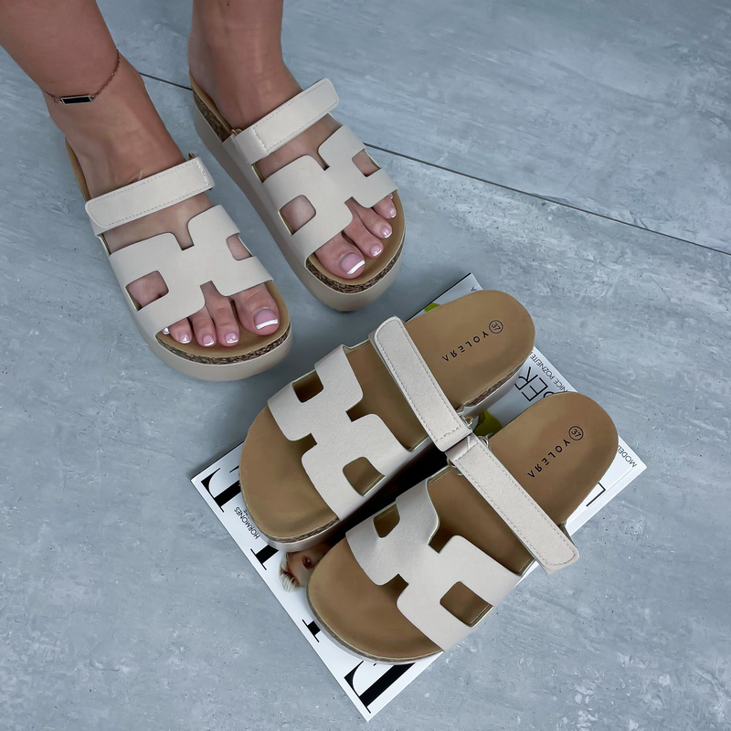 Béžové šľapky na platforme