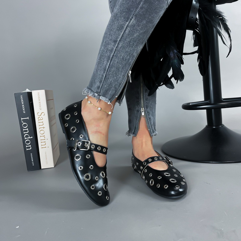 Čierne vybíjané balerínky