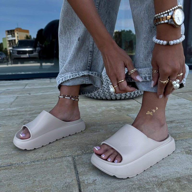 Béžové gumené šľapky