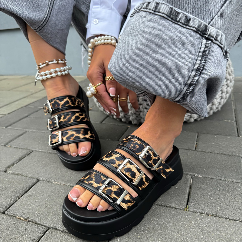 Čierne šľapky s leopardím vzorom