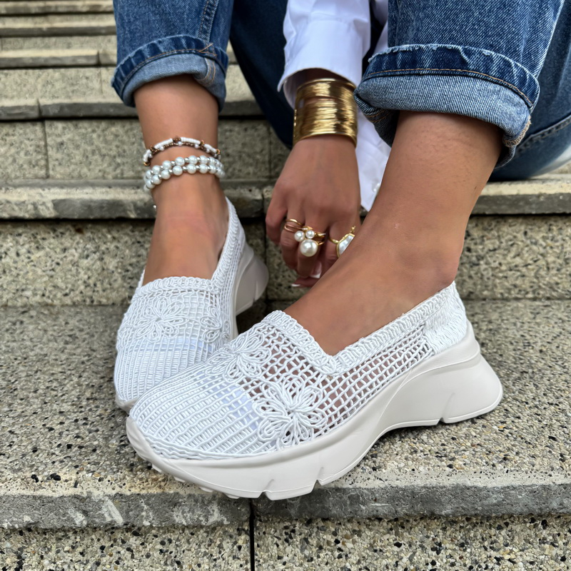 Biele čipkované mokasíny