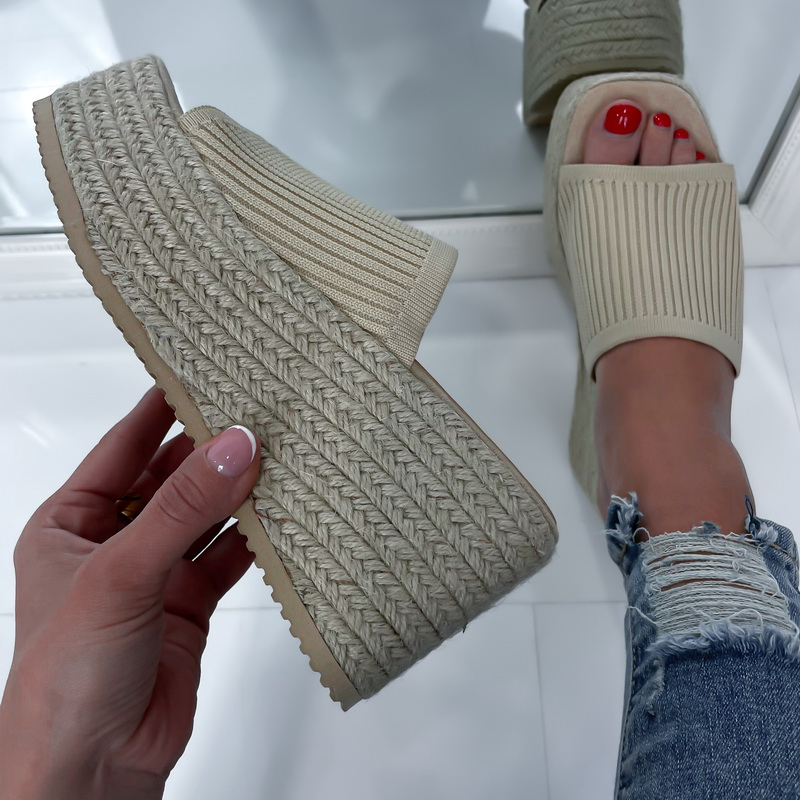 Béžové šľapky na platforme