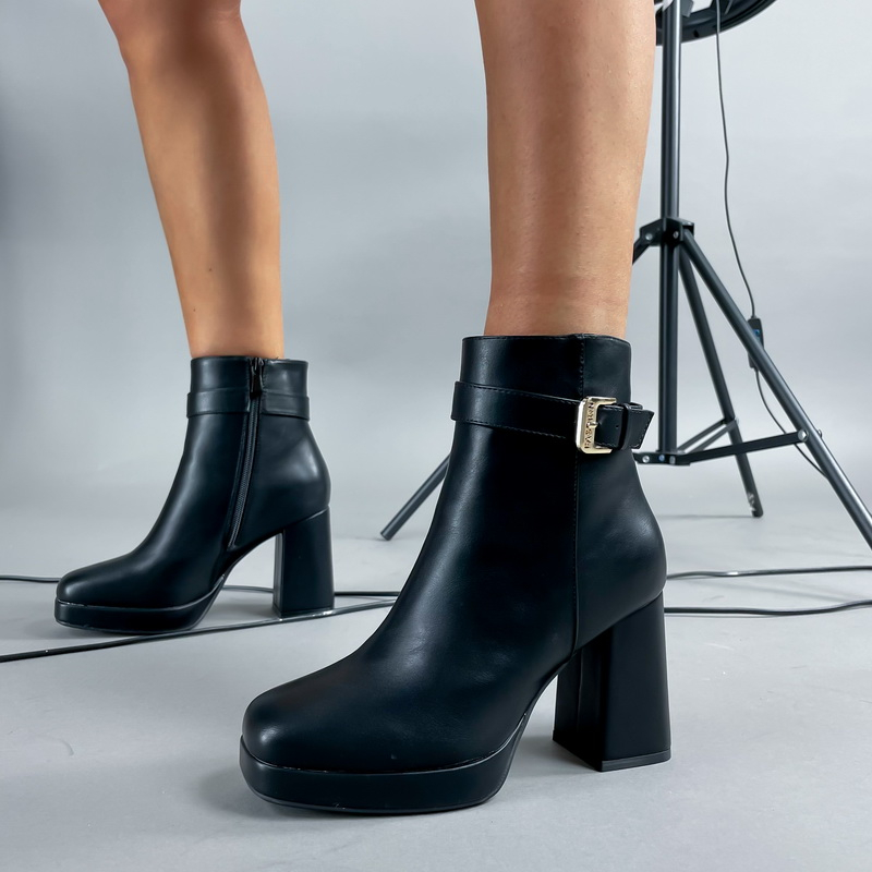 Čierne kotníkové čižmy