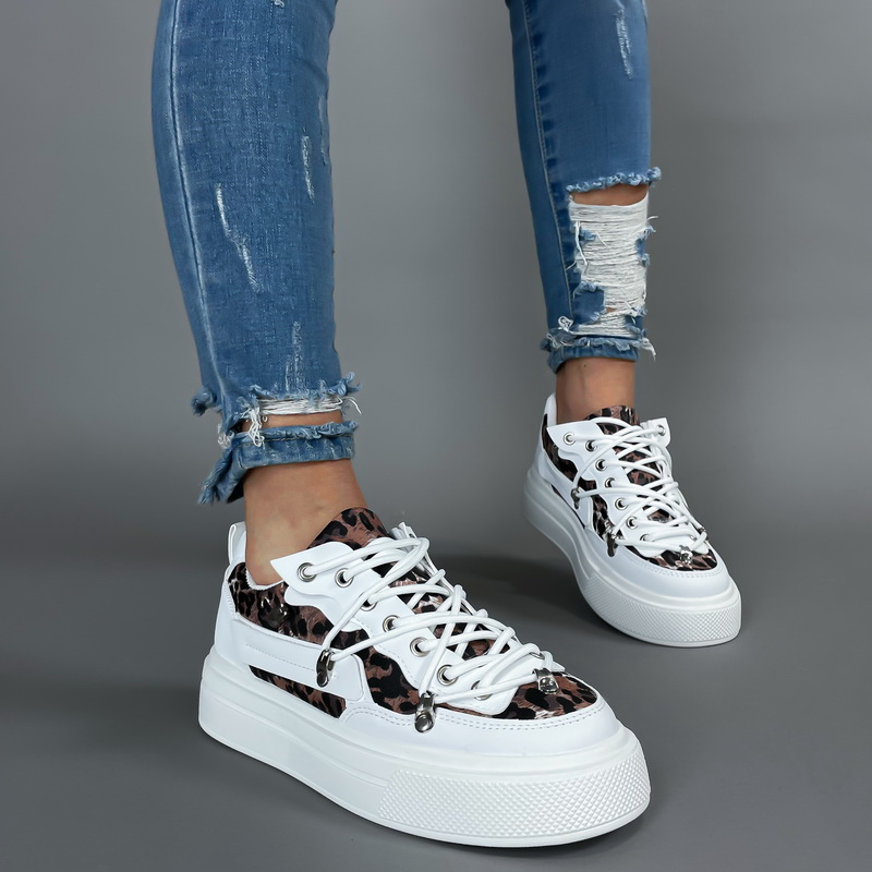 Biele tenisky s leopardím vzorom