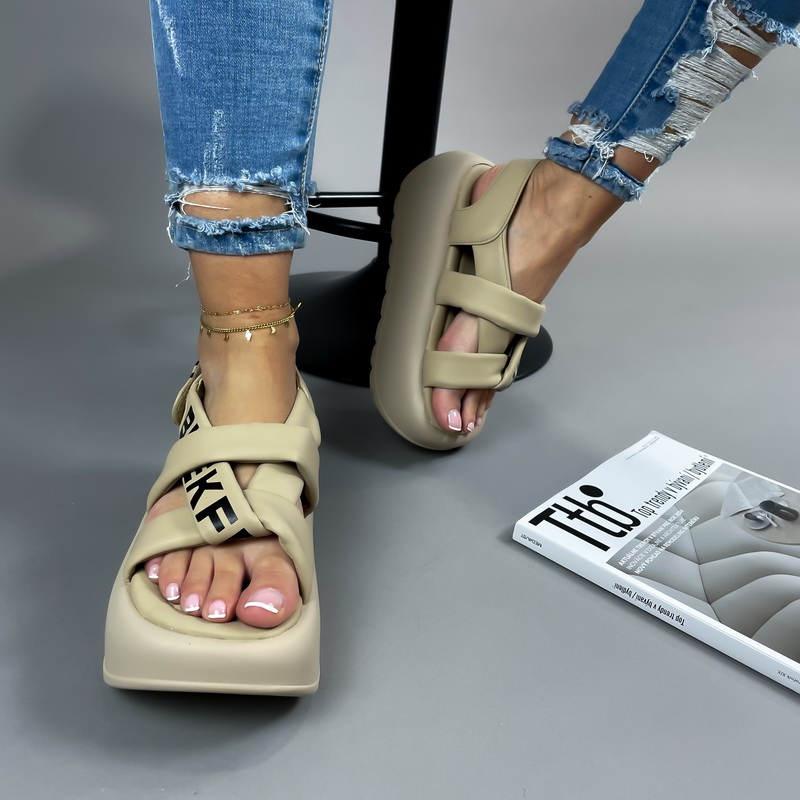 Tmavobéžové sandále