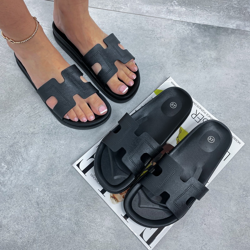 Čierne gumené šľapky