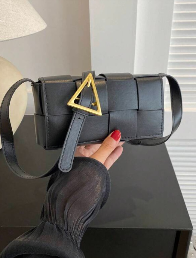 Čierna trendy kabelka