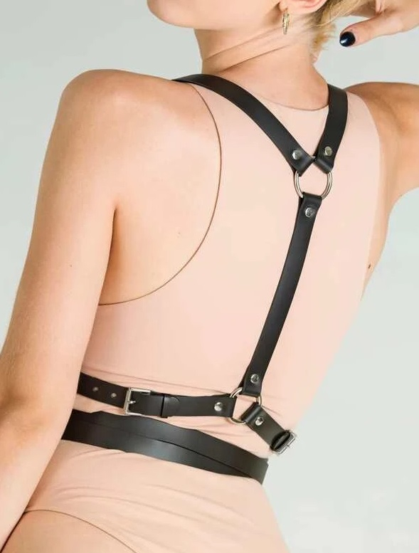 Čierny remienok na telo