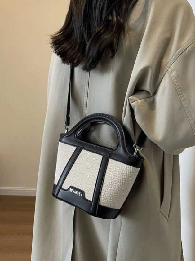 Béžovo-čierna trendy kabelka