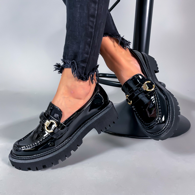 Čierne lakované mokasíny