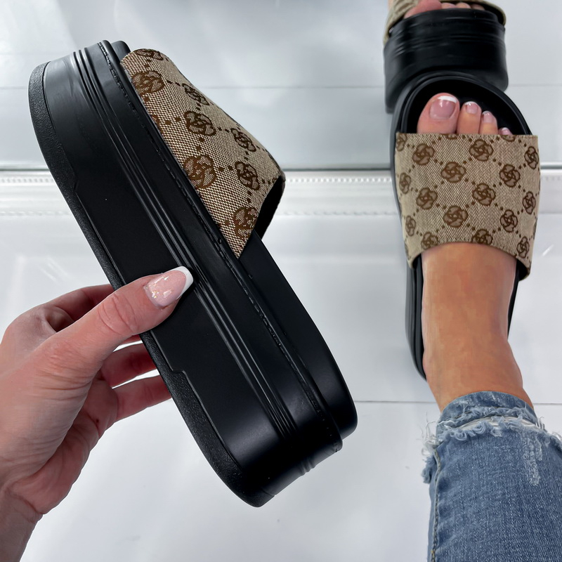 Hnedé vzorované   šľapky na platforme