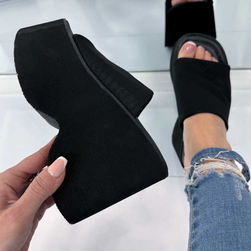 Čierne šľapky na platforme