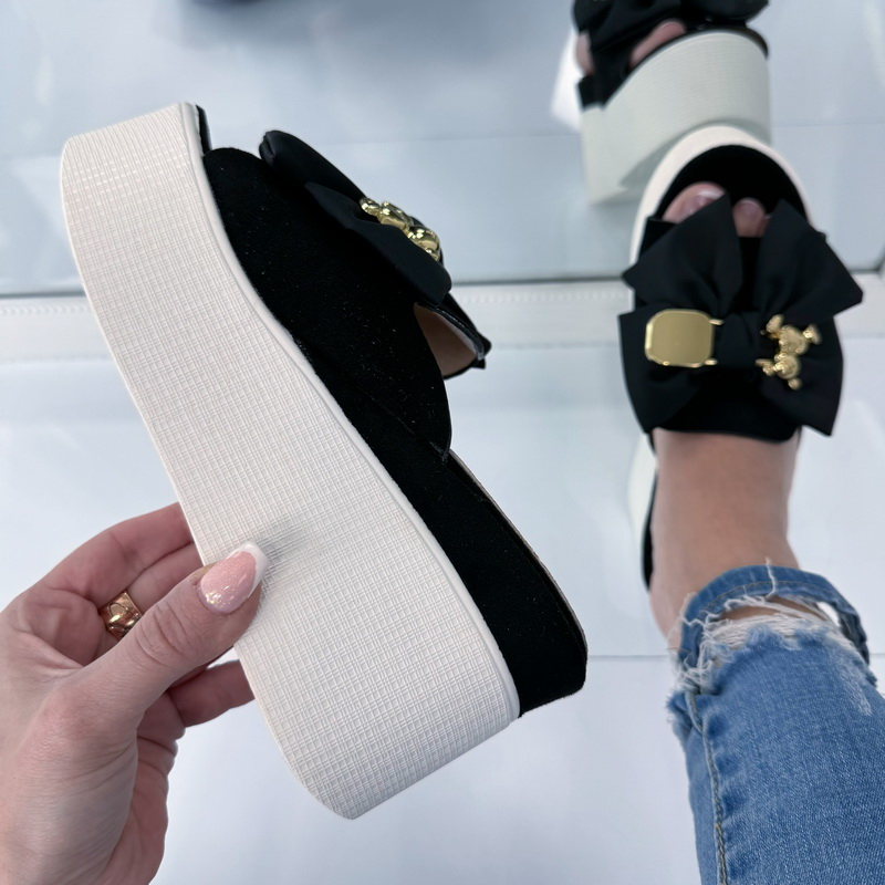 Čierne šľapky na platforme