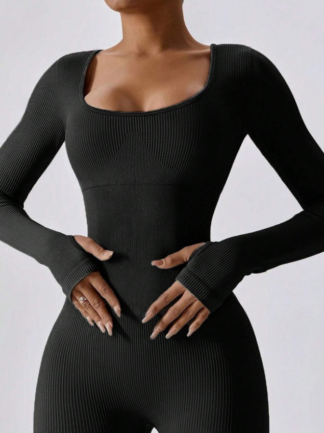 Čierny vrúbkovaný overal