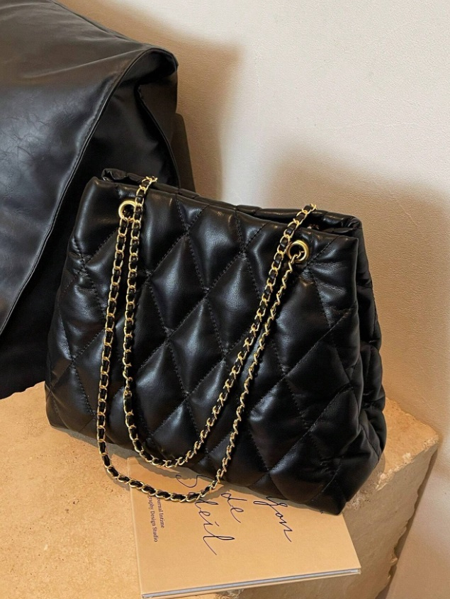 Čierna prešívaná kabelka