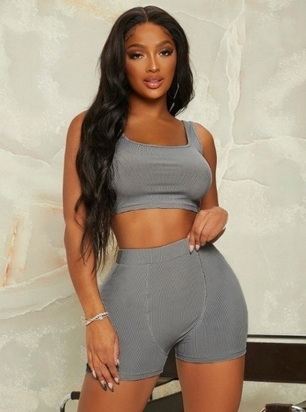 Sivá vrúbkovaná športová súprava