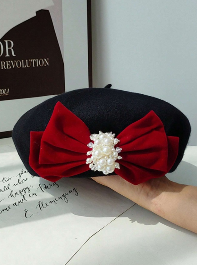 Čierna baretka s luxury aplikáciou