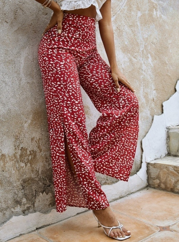 Červené nohavice so vzorom