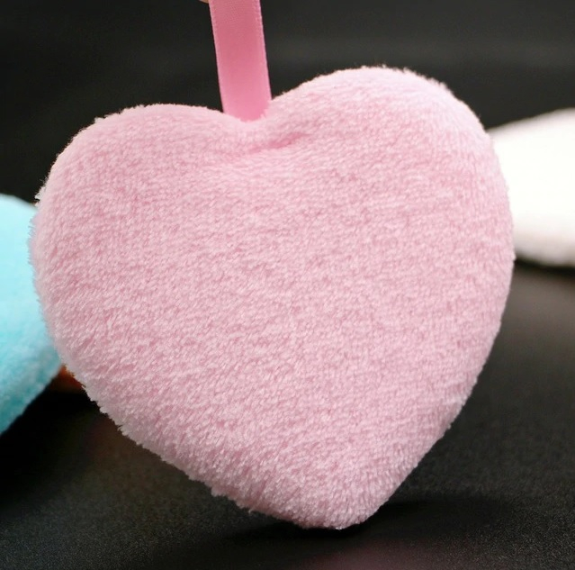 Ružová čistiaca hubka na tvár