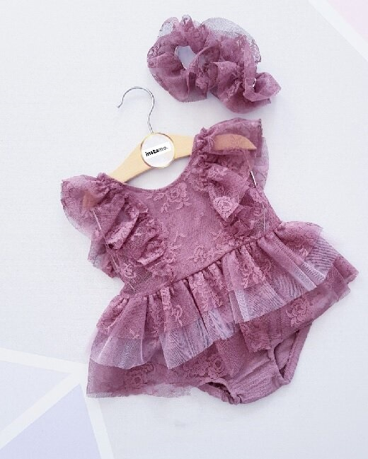 Fialové elegantné šaty s čelenkou