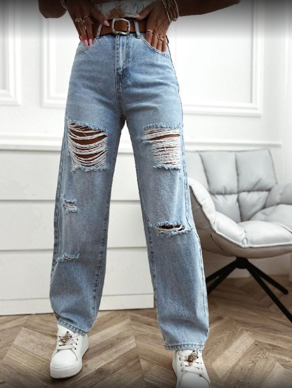 Modré potrhané rifle s opaskom