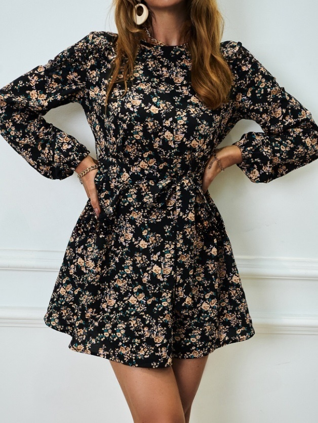 Čierne kvetinové šaty