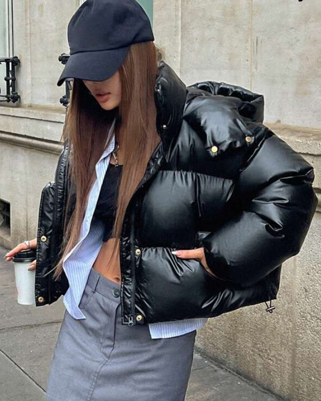 Štýlová čierna bunda so zlatými gombíkmi