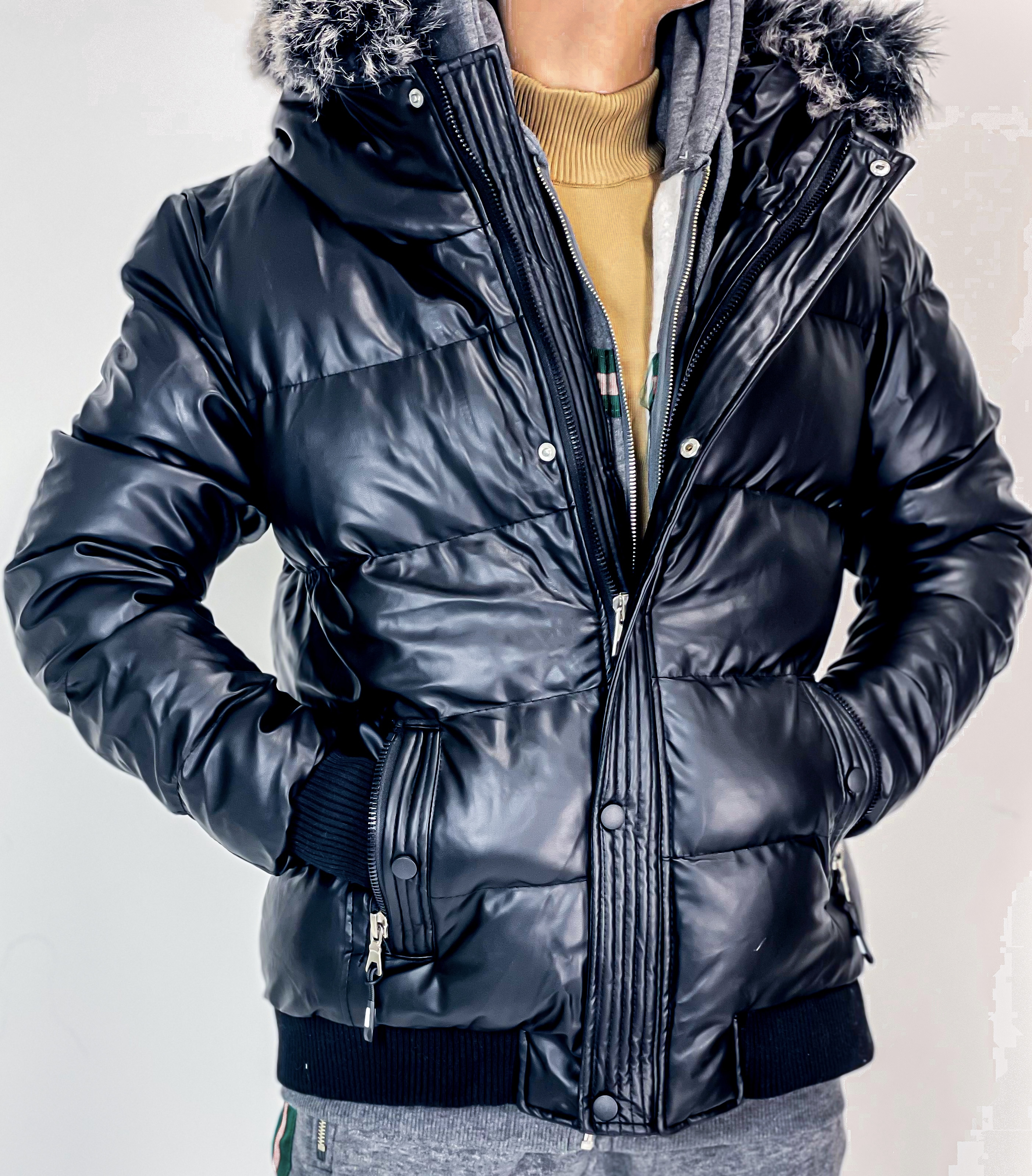 Čierna vetrovka s kapucňou