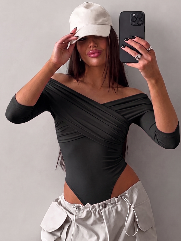 Dámske čierne body s prekríženým výstrihom