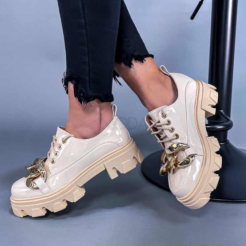 Béžové lakované mokasíny s ozdobou-251552-39