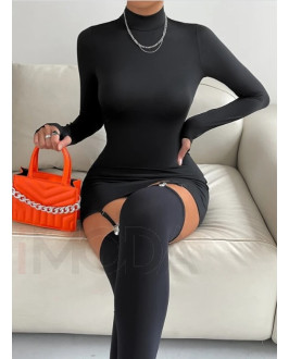 Čierne mini šaty s podväzkovým pásom