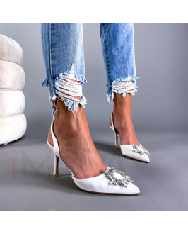 Biele saténové sandále s ozdobou