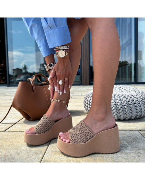 Hnedé šľapky na platforme-320544-20