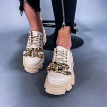 Béžové lakované mokasíny s ozdobou-251552-09