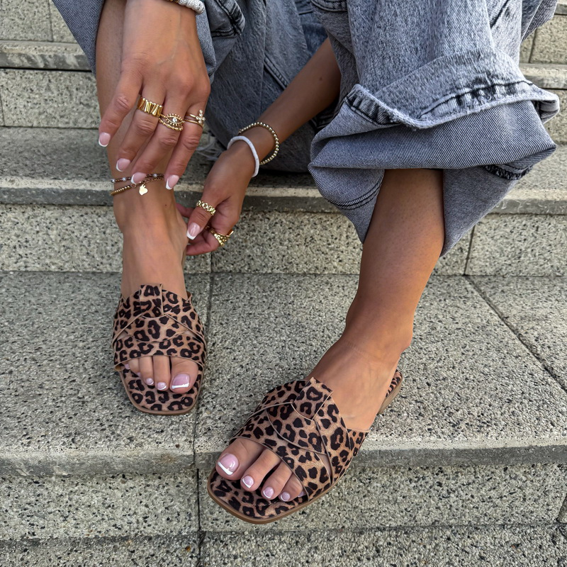 Hnedé šľapky s leopardím vzorom