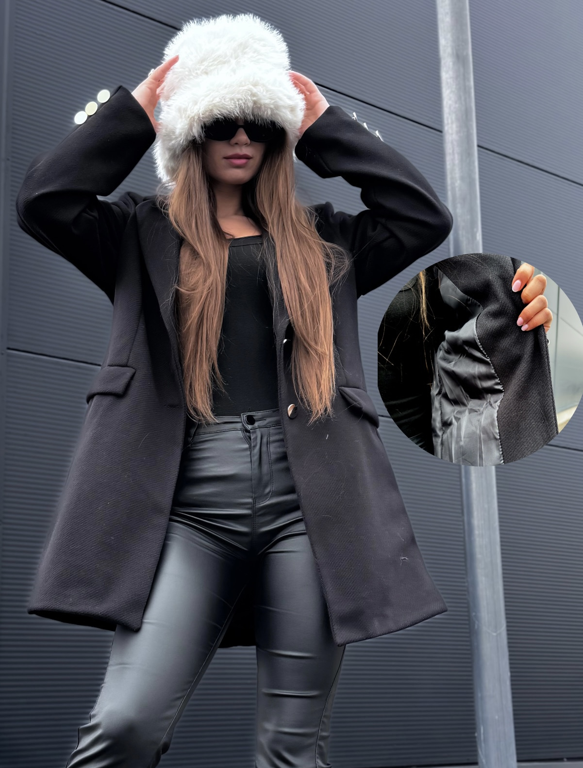 Čierny krátky kabát