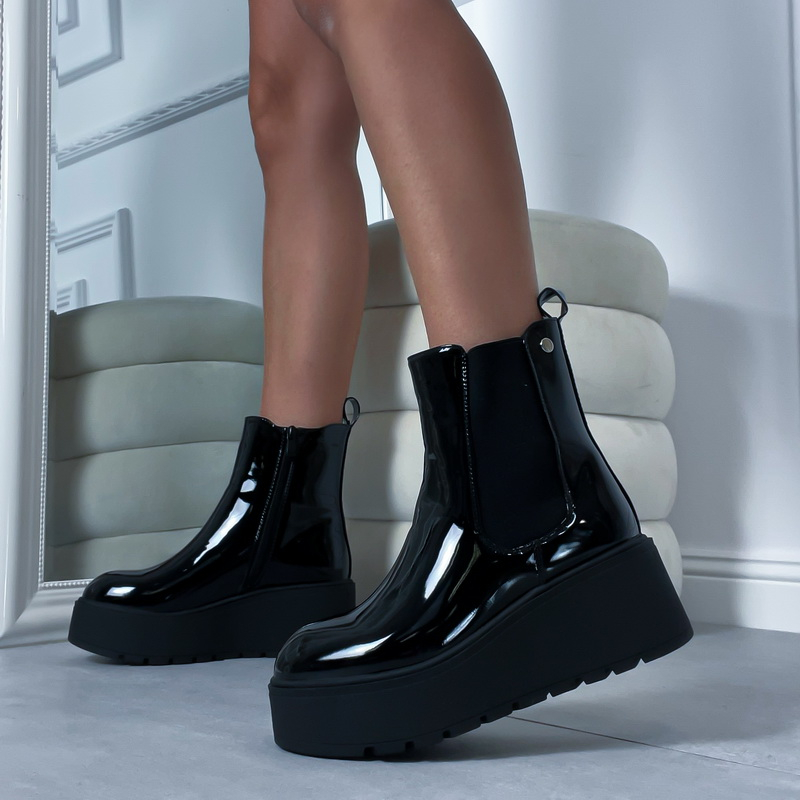 Čierne  lakované nízke čižmy na platforme