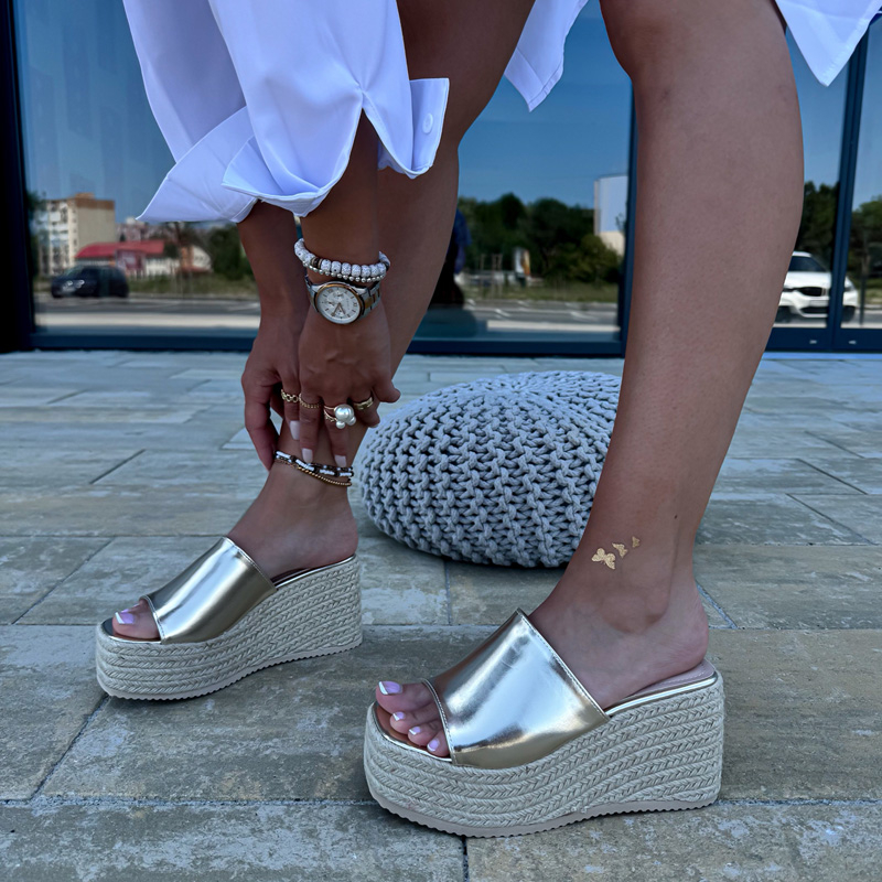 Zlaté  šľapky na platforme