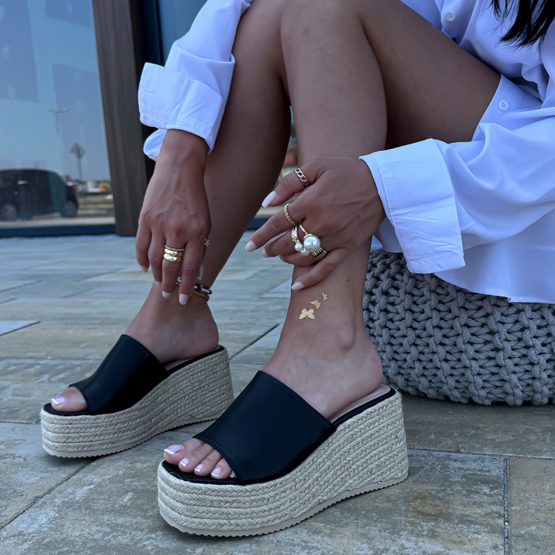 Čierne šľapky na platforme