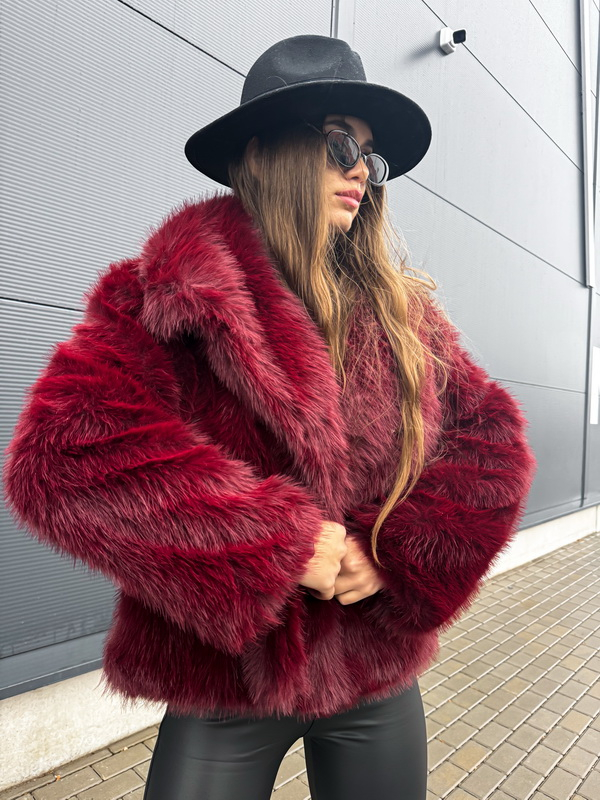 Bordový kožušinový kabát