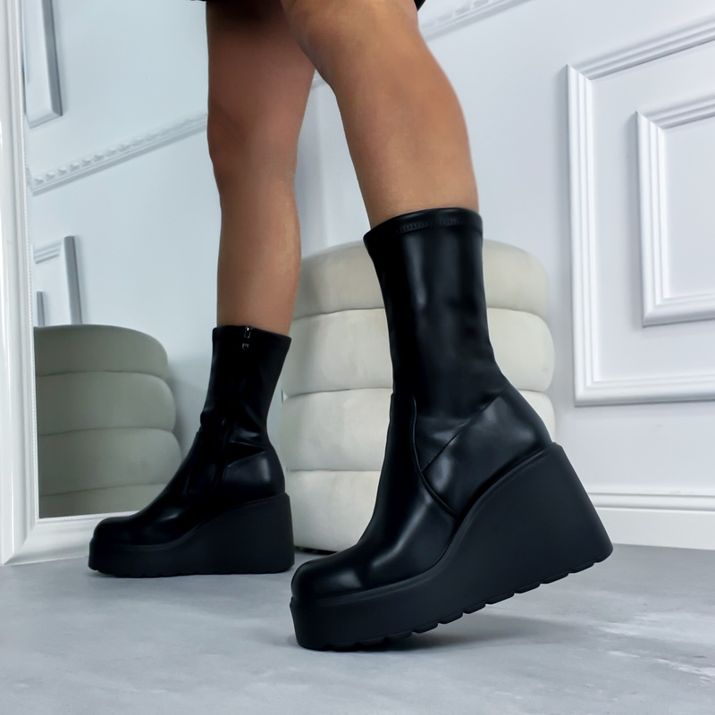 Čierne nízke čižmy na platforme