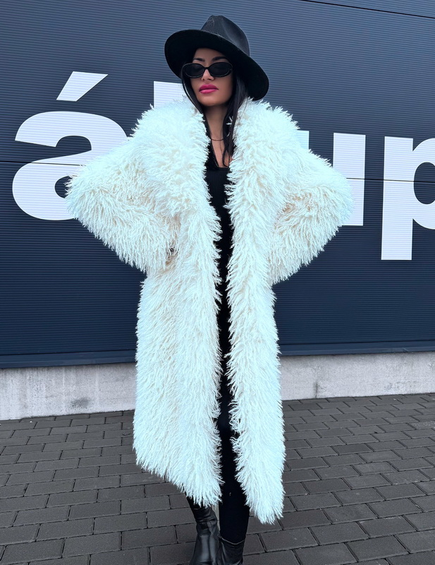 Biely dlhý kožušinový kabát