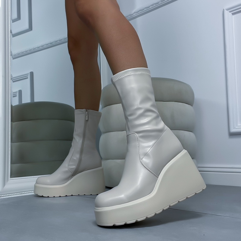 Béžové  nízke čižmy na platforme