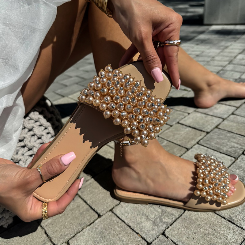 Svetlohnedé šľapky s perličkami