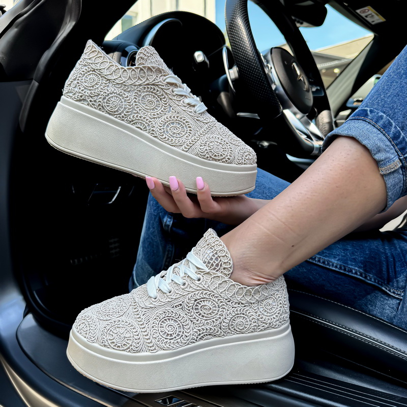 Béžové čipkované tenisky na platforme